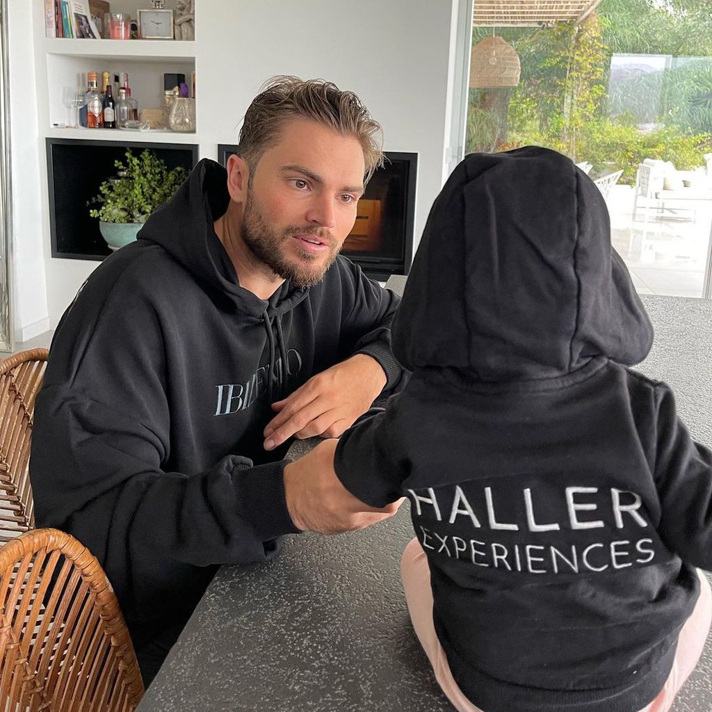Johannes Haller mit seiner Tochter Hailey-Su, Oktober 2021