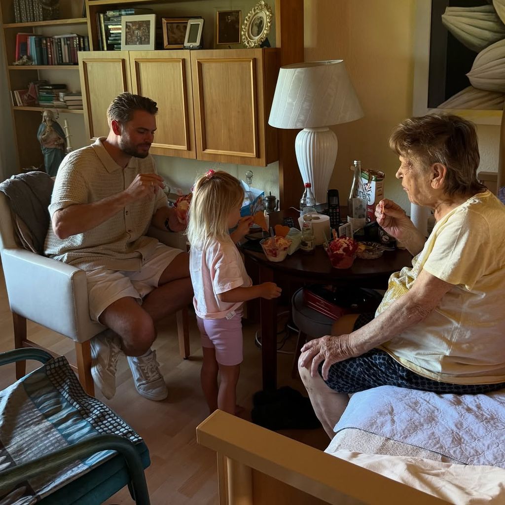 Johannes Haller mit seiner Oma Lydia, 2025