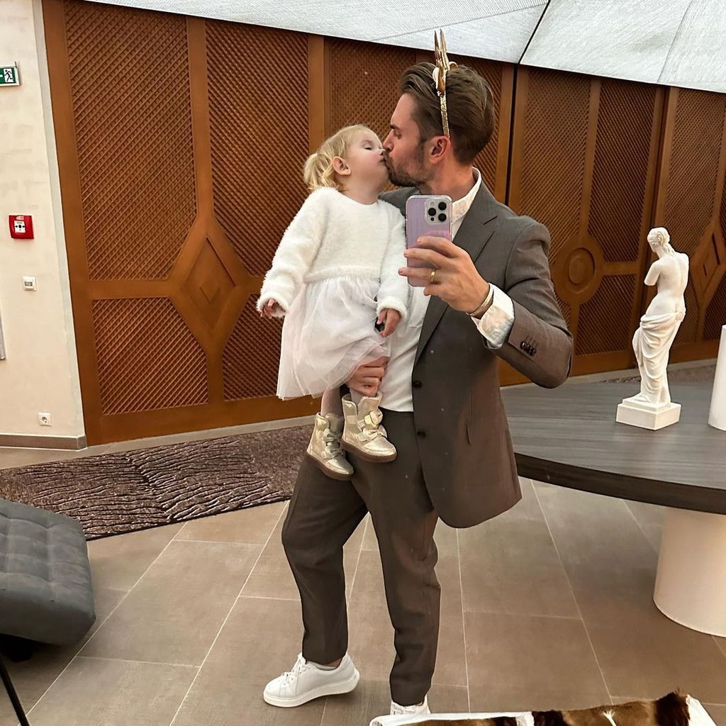 Johannes Haller mit seiner Tochter Hailey-Su im Dezember 2022