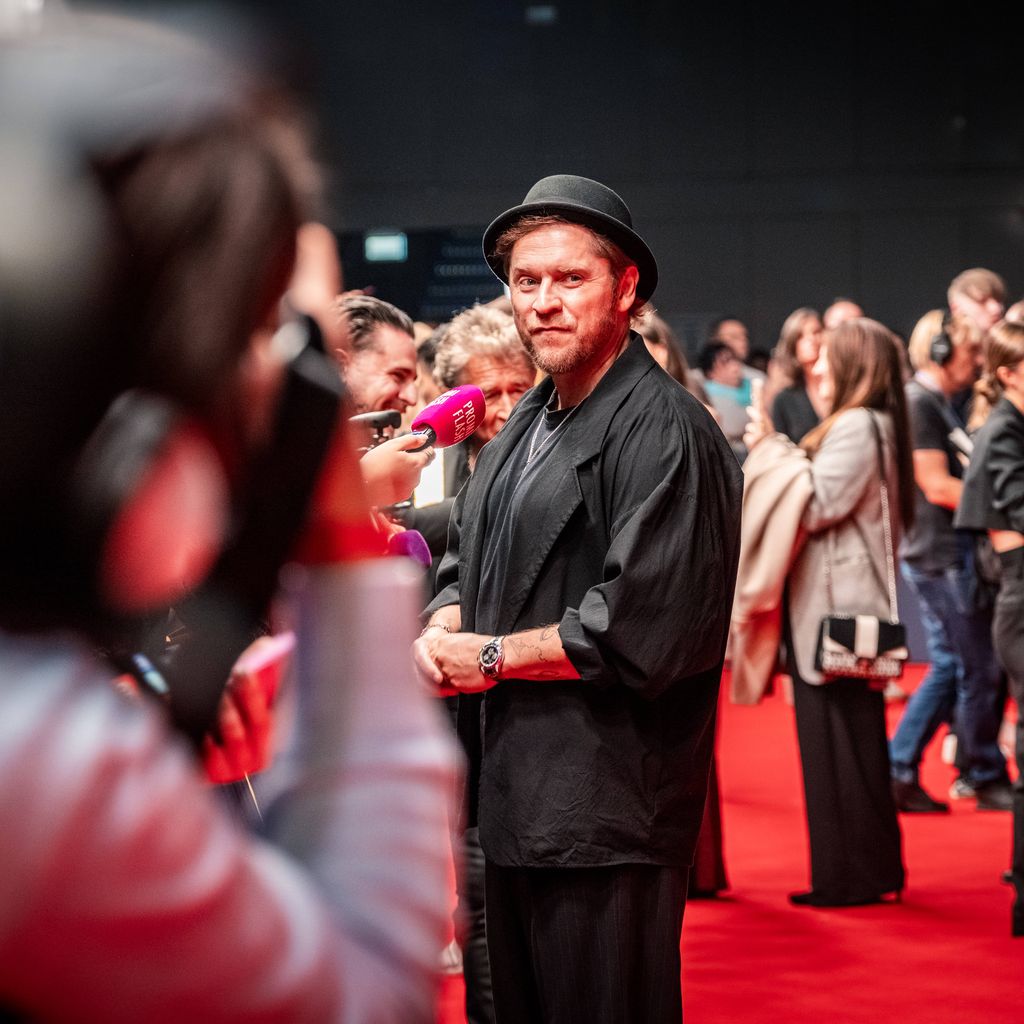 Johannes Oerding auf dem roten Teppich bei der Goldenen Henne 2026 in Leipzig