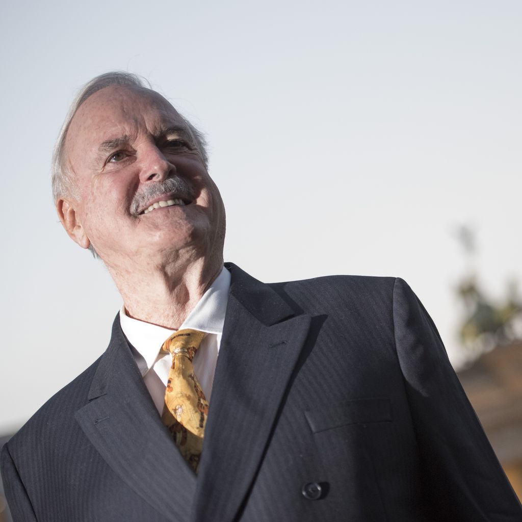 John Cleese vorm Brandenburger Tor