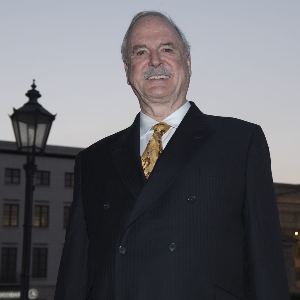 John Cleese vorm Brandenburger Tor