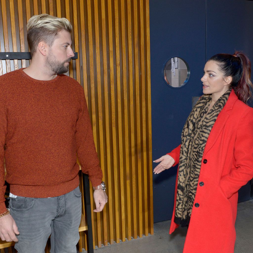 John (Felix von Jascheroff) und Emily (Anne Menden) in einer GZSZ-Szene