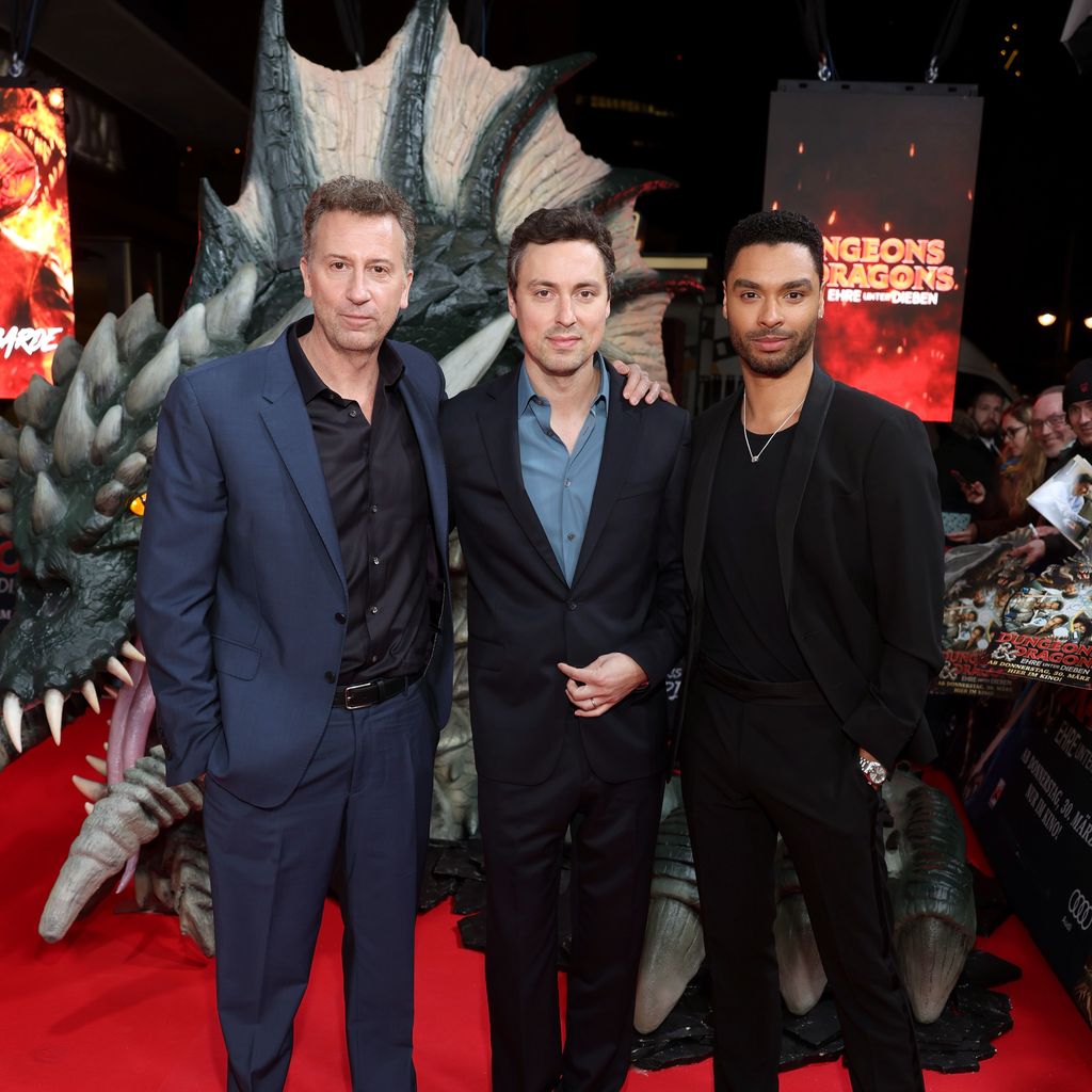 John Goldstein, John Daley und Regé-Jean Page bei der Premiere von "Dungeons & Dragons"