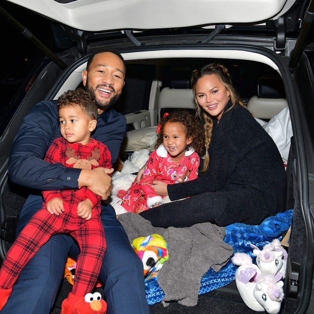 John Legend, Chrissy Teigen und ihre Kinder im Kofferraum eines Autos