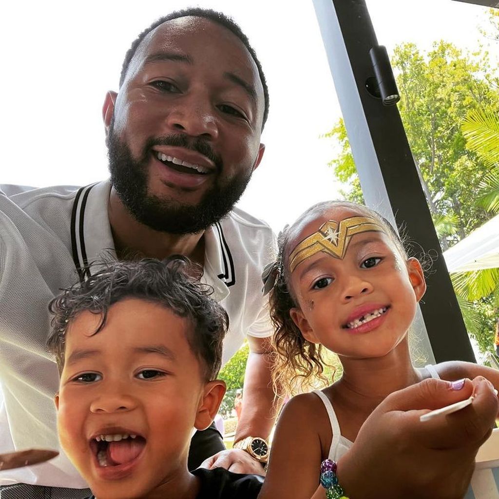 John Legend mit seinen Kindern Miles und Luna