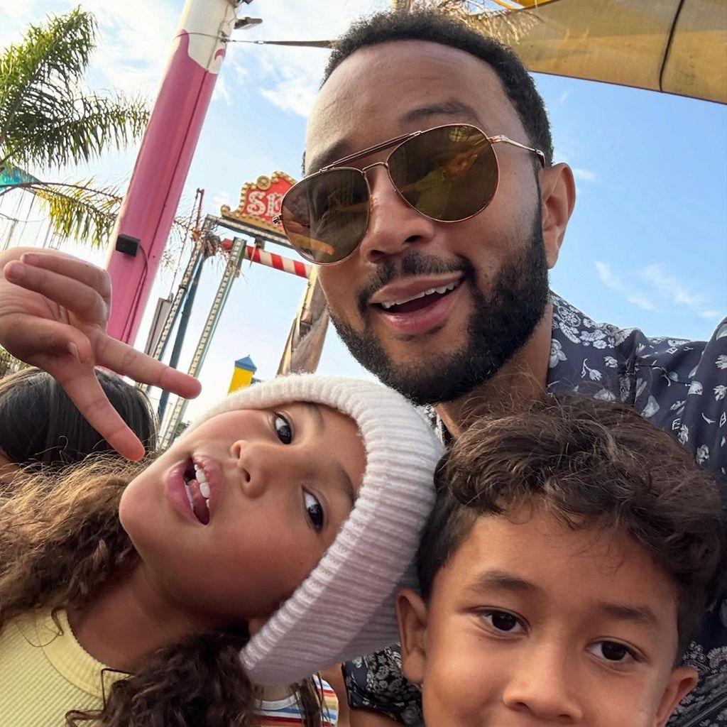John Legend mit seinen Kindern Luna und Miles