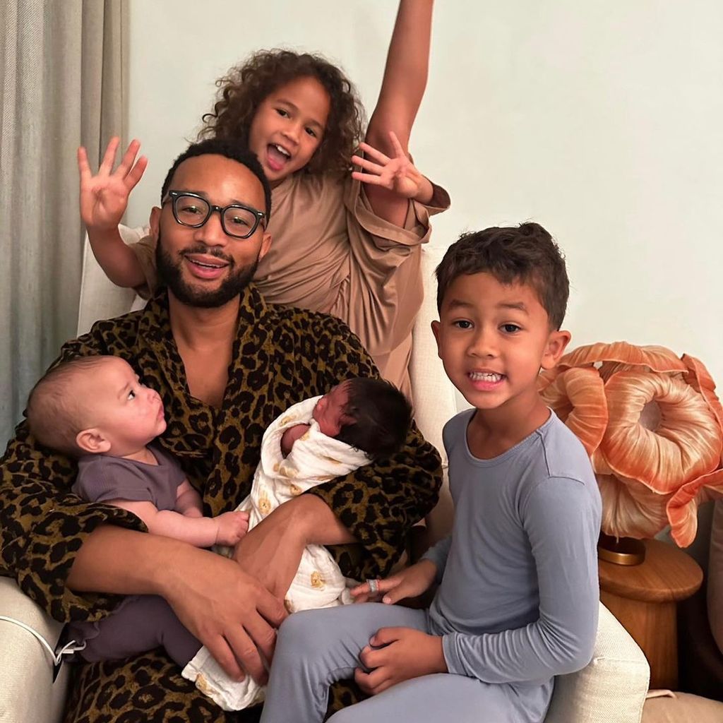 John Legend mit seinen Kindern Luna, Miles, Esti und Wren