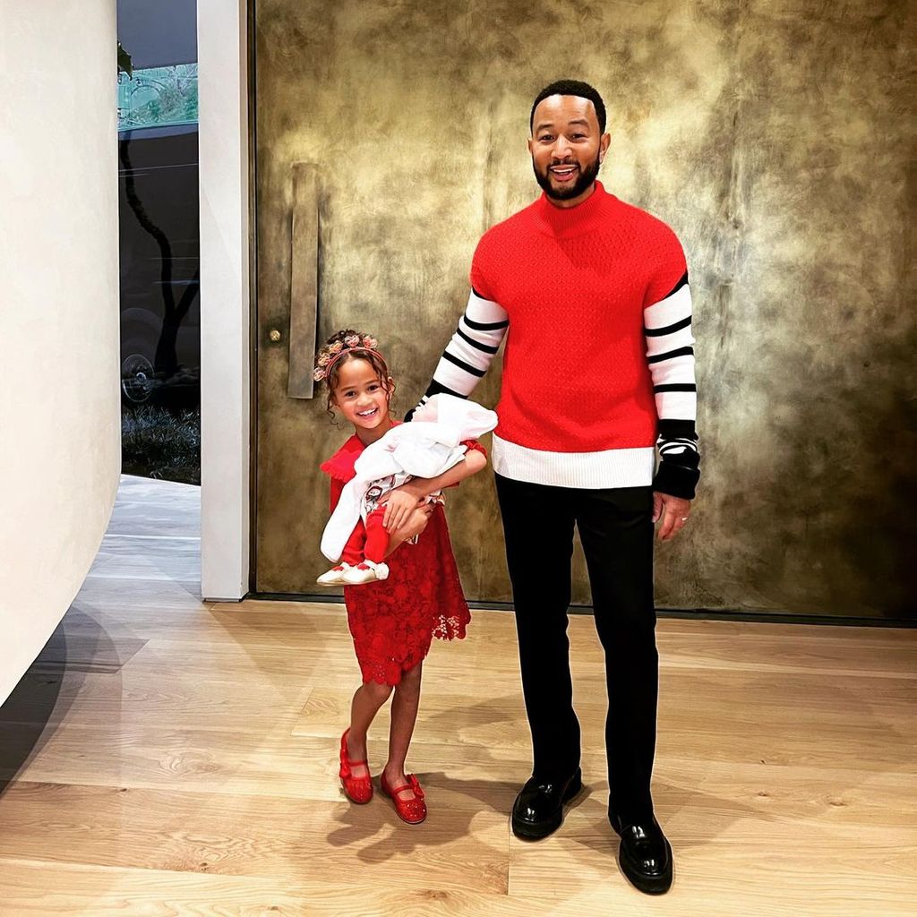 John Legend mit seinen Töchtern Luna und Esti