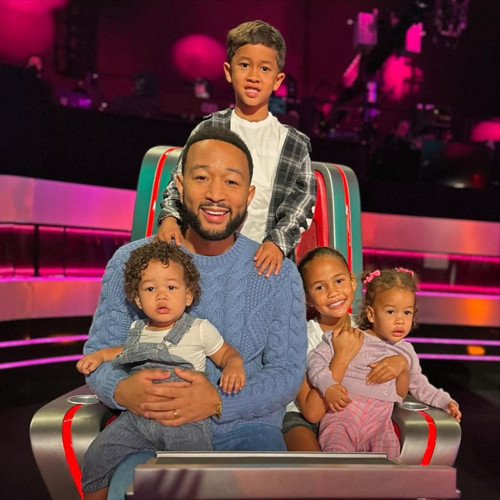 John Legend mit seinen vier Kindern am Set von "The Voice", 2024