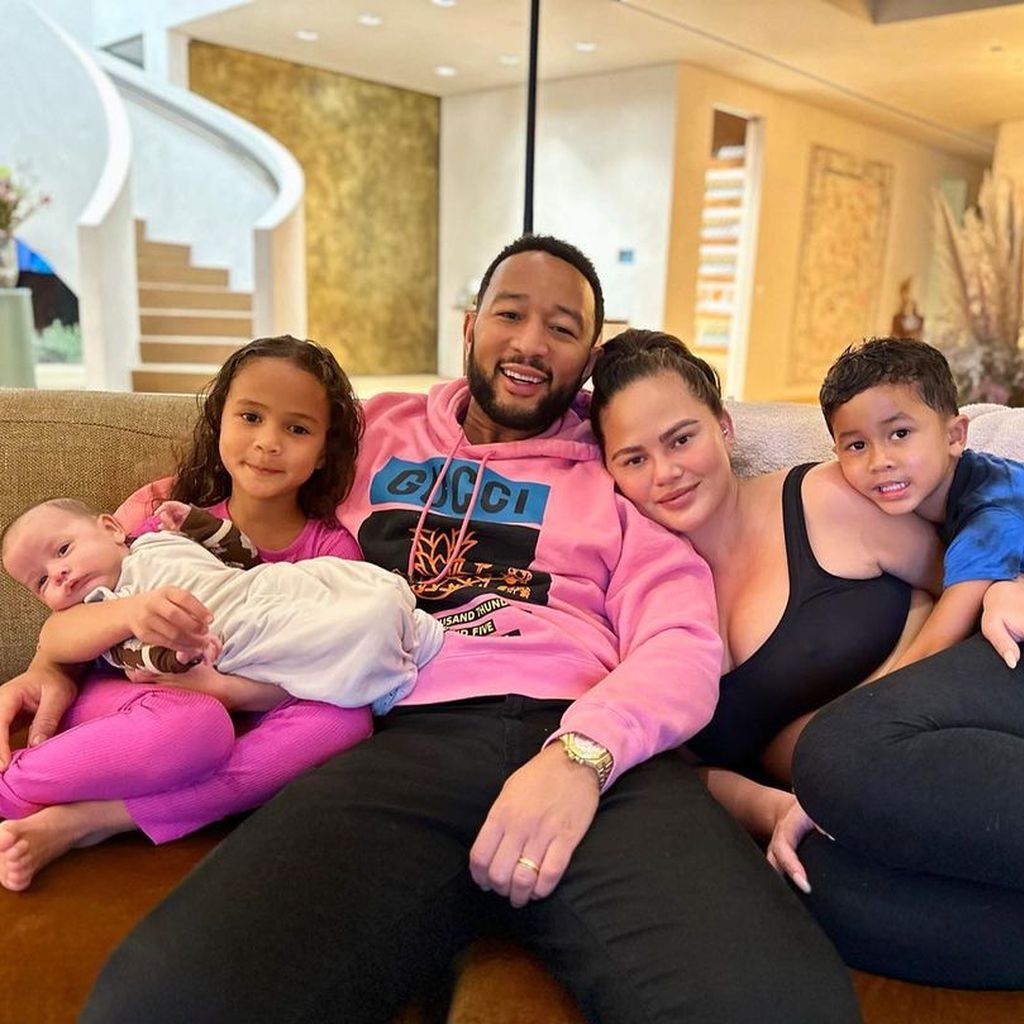 John Legend und Chrissy Teigen mit ihren Kindern, März 2023
