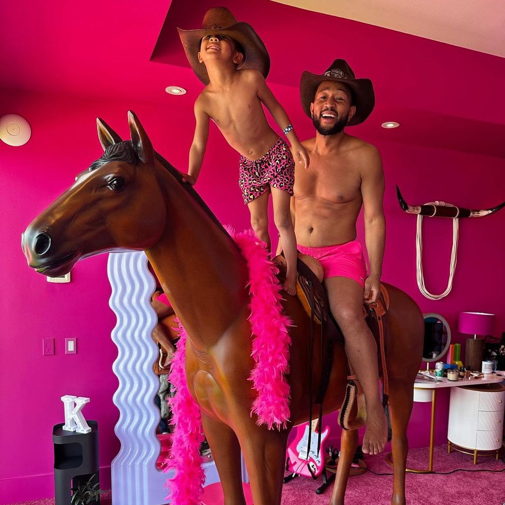 John Legend mit Sohn Miles in Barbies Malibu DreamHouse