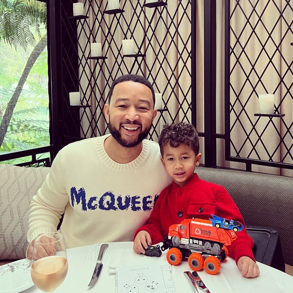 John Legend und sein Sohn Miles im Januar 2022
