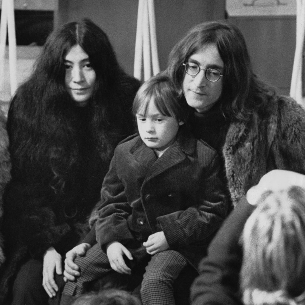 John Lennon mit seiner Frau Yoko Ono und seinem Sohn Julian
