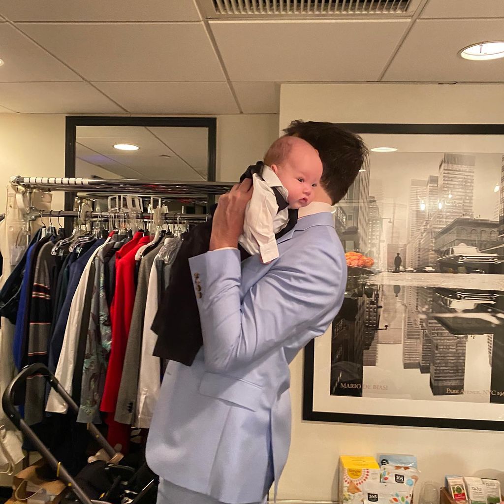 John Mulaney mit seinem Sohn Malcolm am Set von "Saturday Night Live"