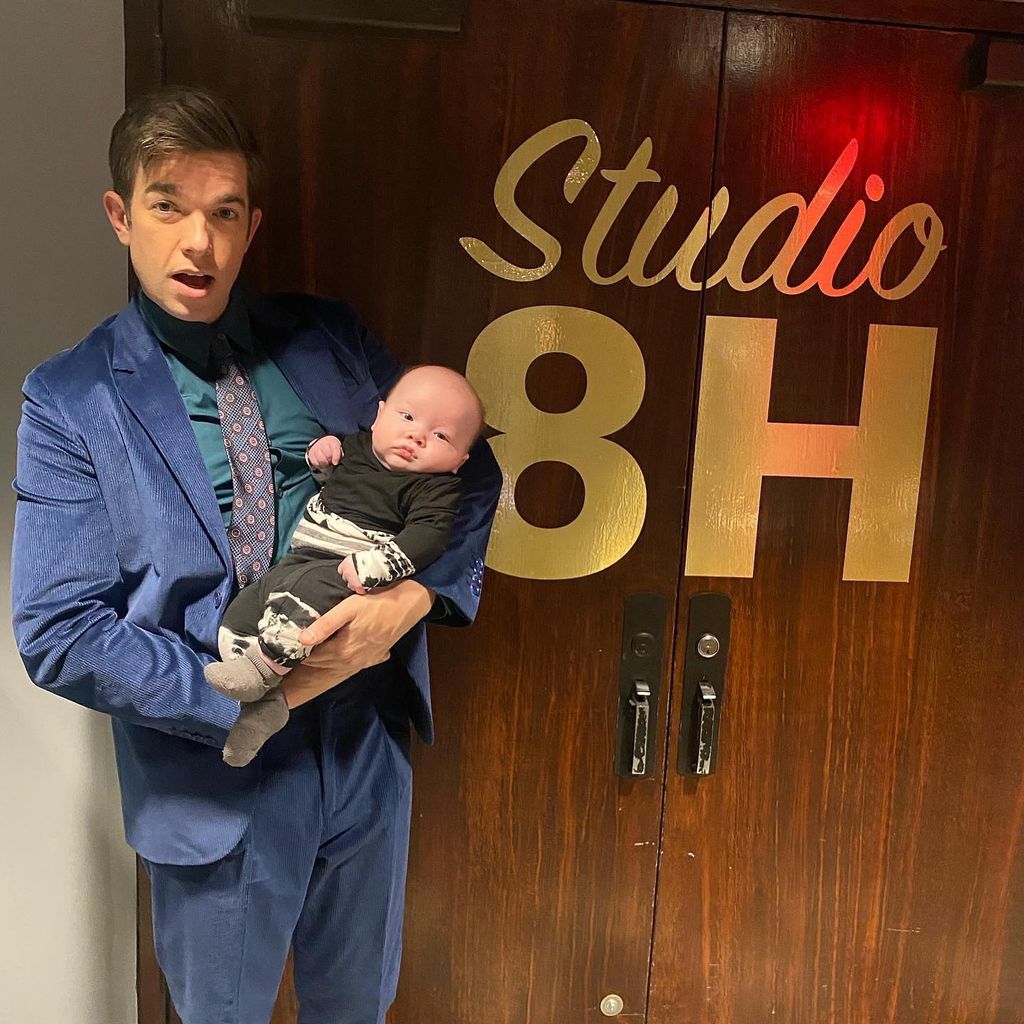 John Mulaney mit seinem Sohn Malcolm am Set von "Saturday Night Live"