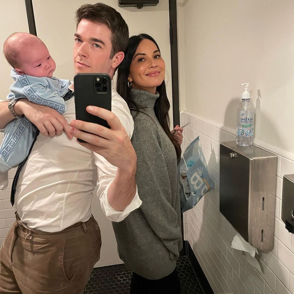 John Mulaney und Olivia Munn mit ihrem Sohn im Mai 2022