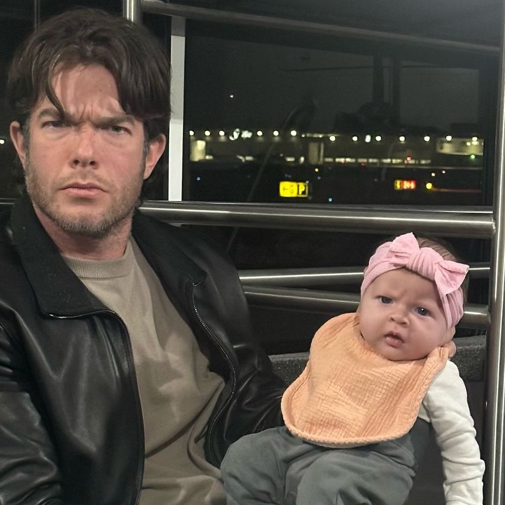 John Mulaney und seine Tochter Méi June im November 2024