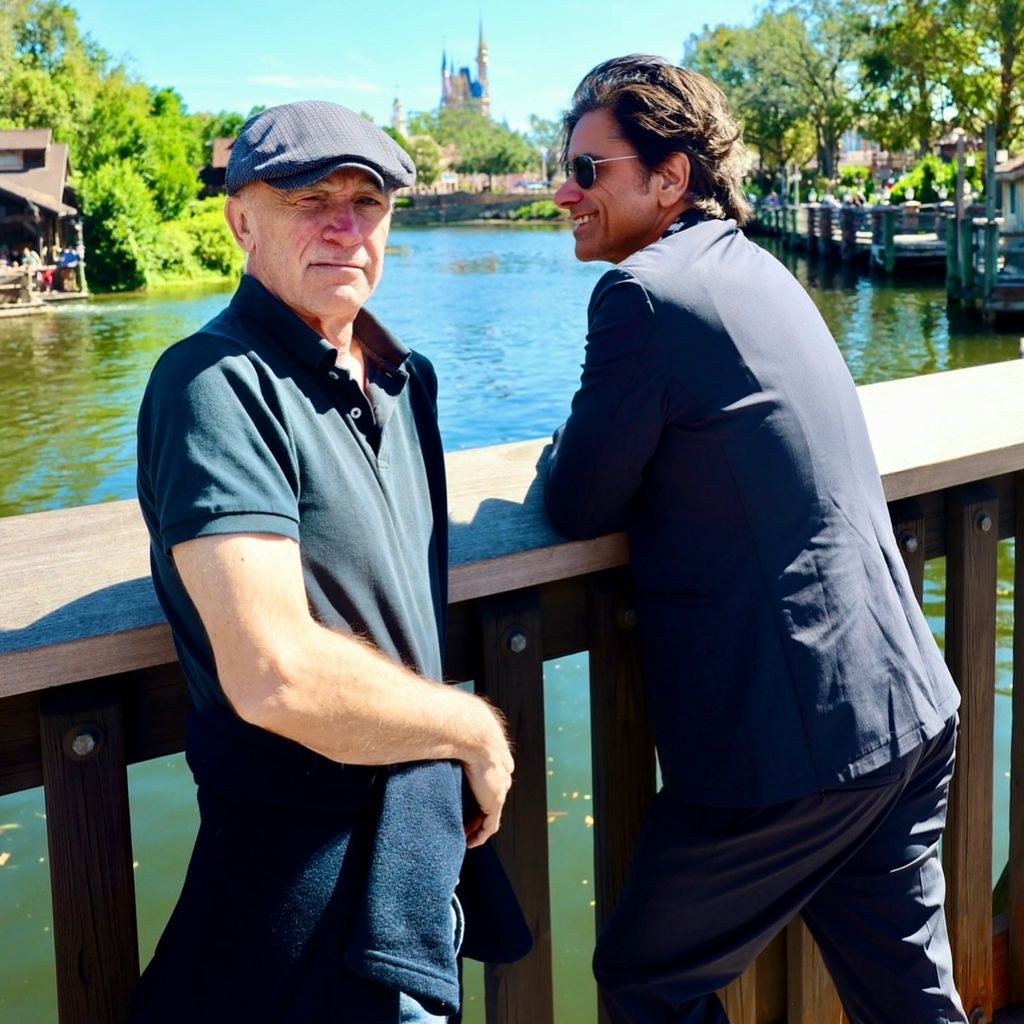 John Stamos und Mike Owen im Disneyland, Oktober 2023