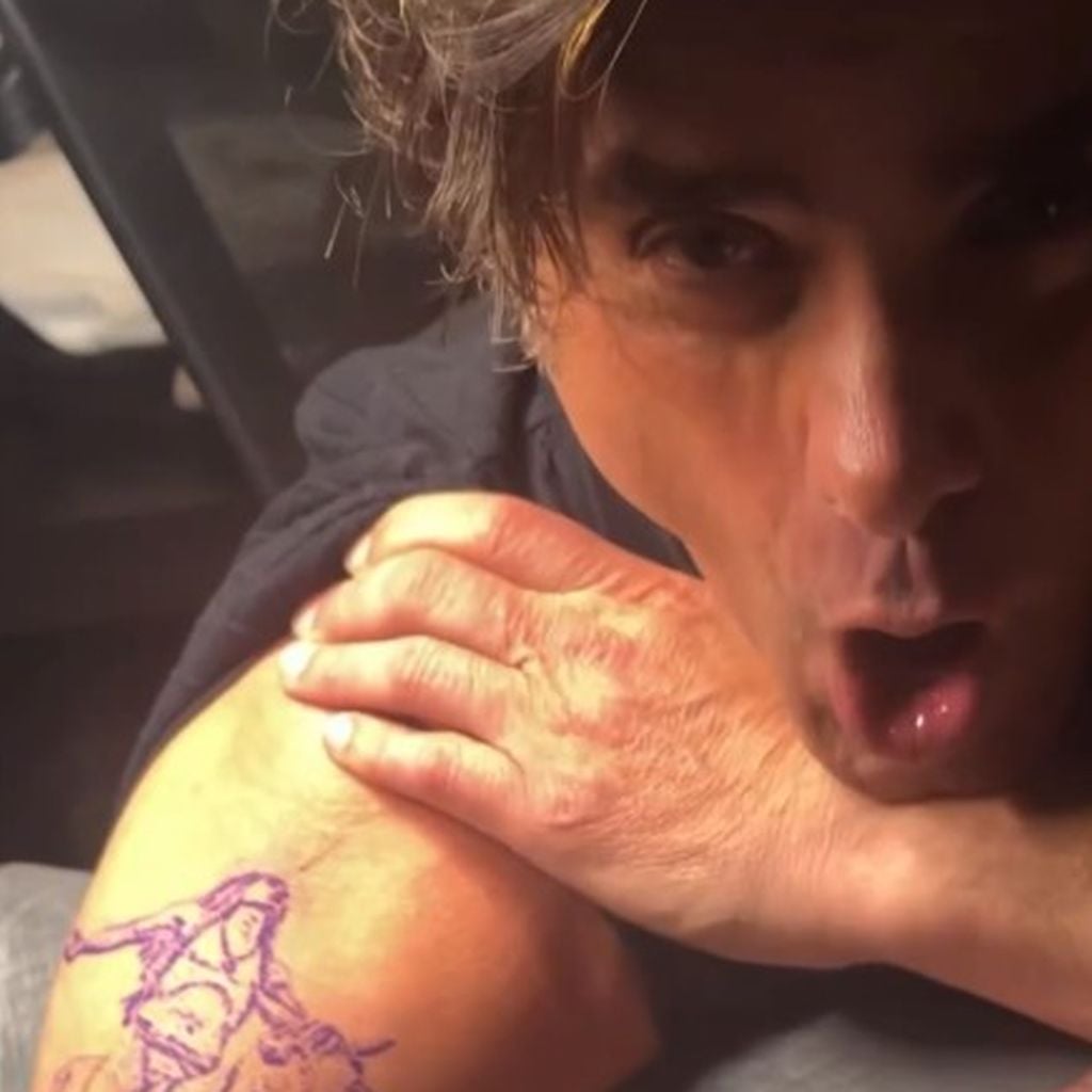John Stamos hat nun ein Tattoo