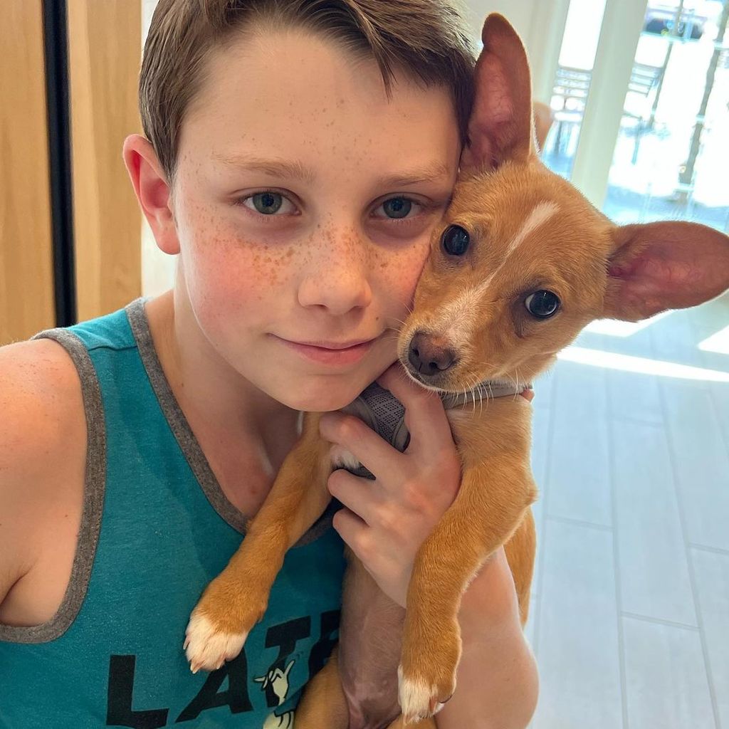 John Travoltas Sohn Ben mit seinem Hund