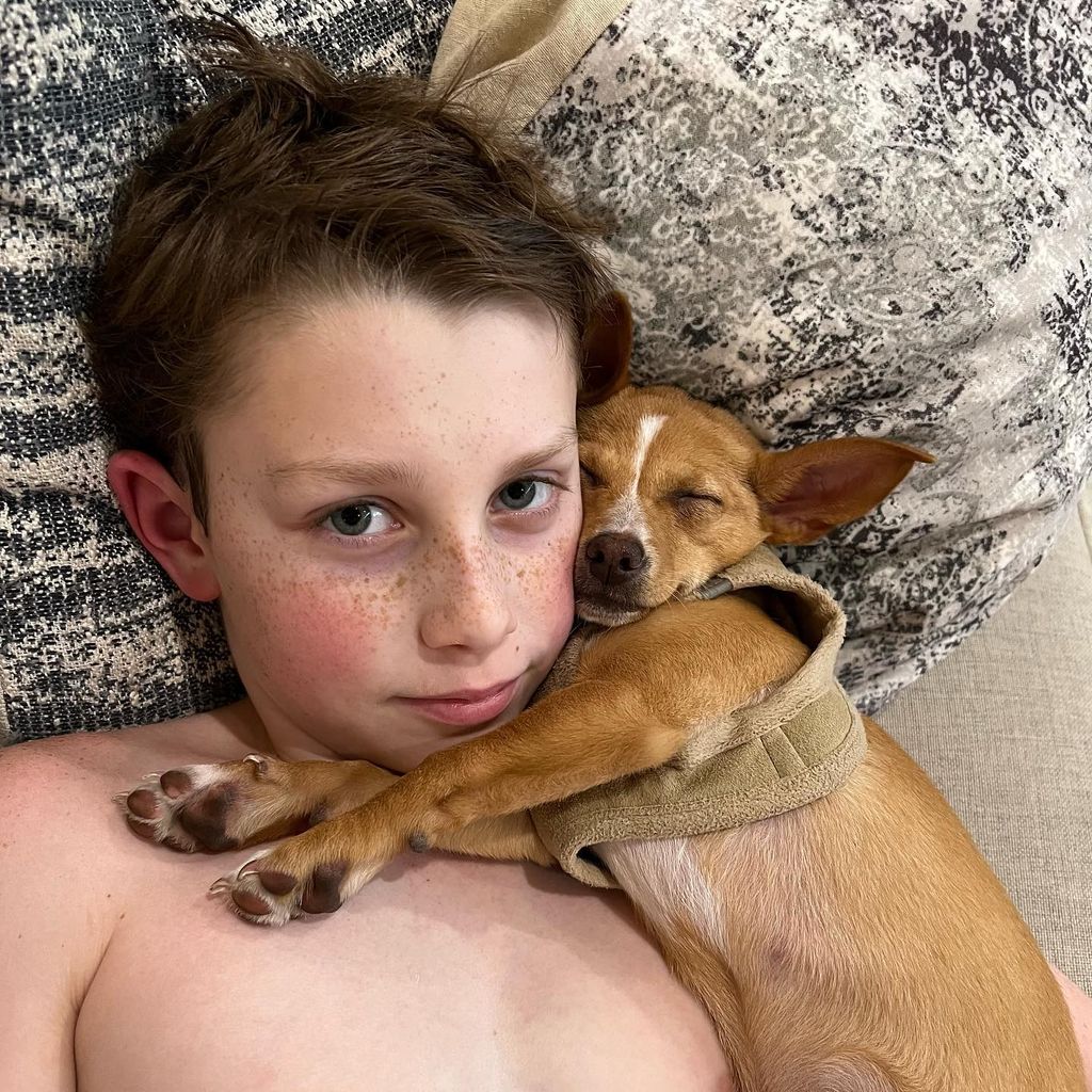 John Travoltas Sohn Ben mit seinem Hund