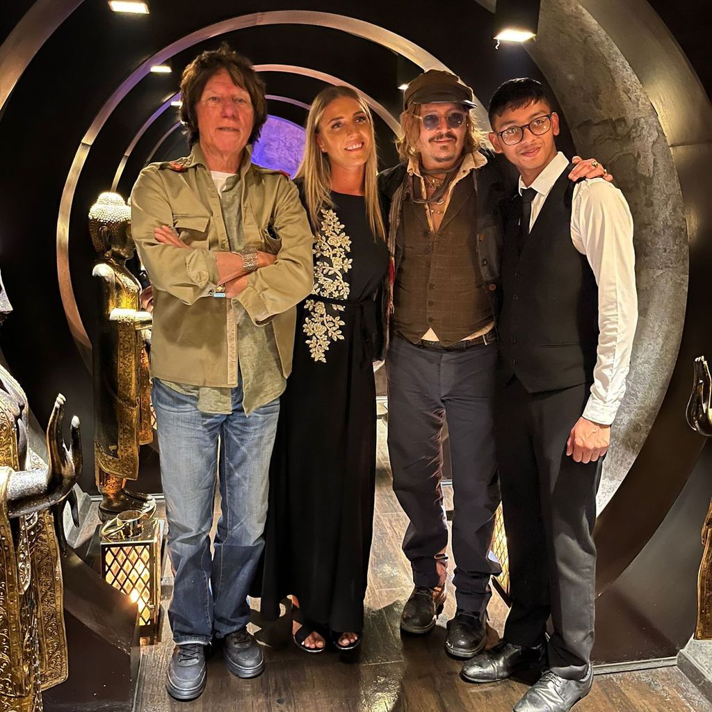 Johnny Depp mit Jeff Beck und Freunden in einem indischen Restaurant