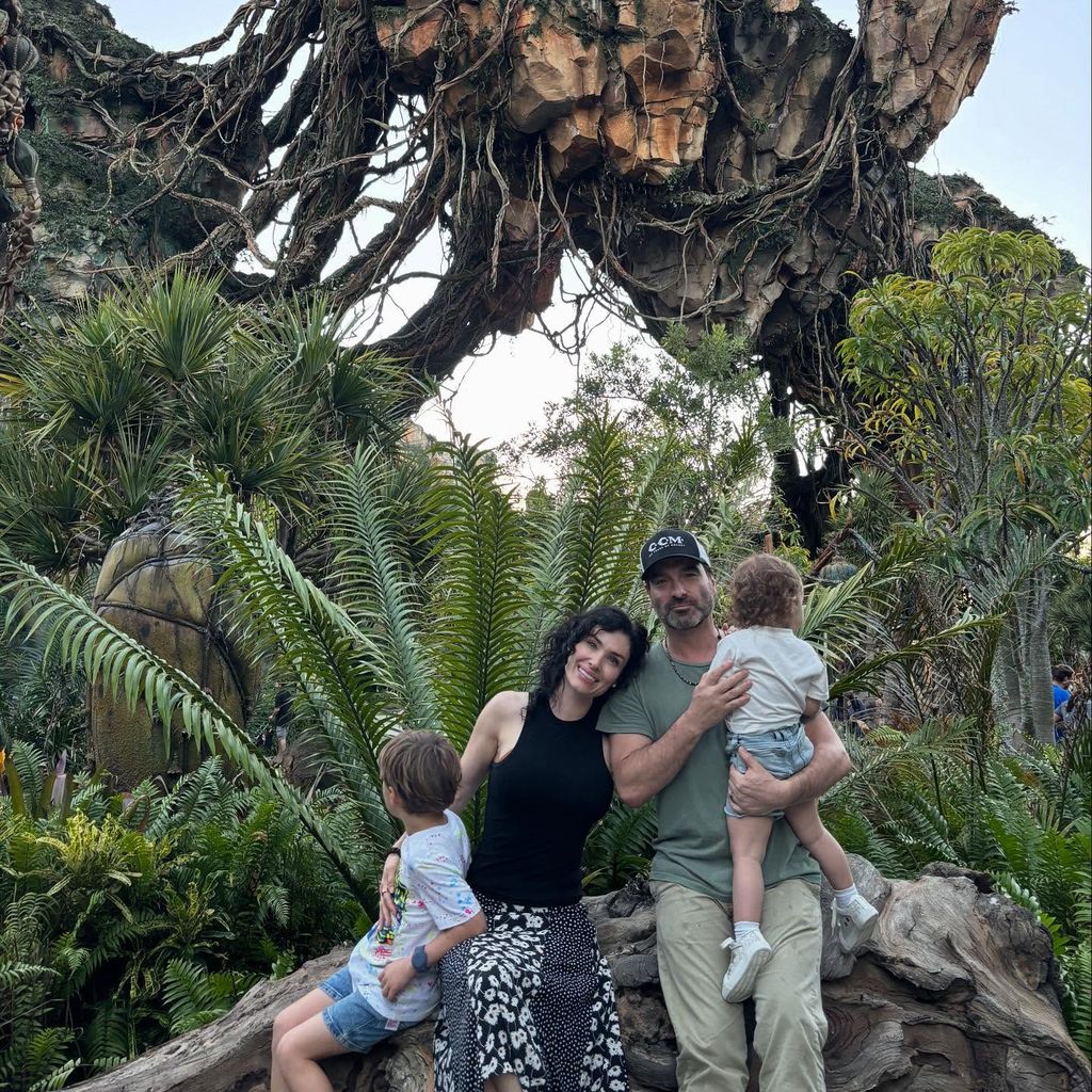 Johnny Galecki mit seiner Familie, 2025