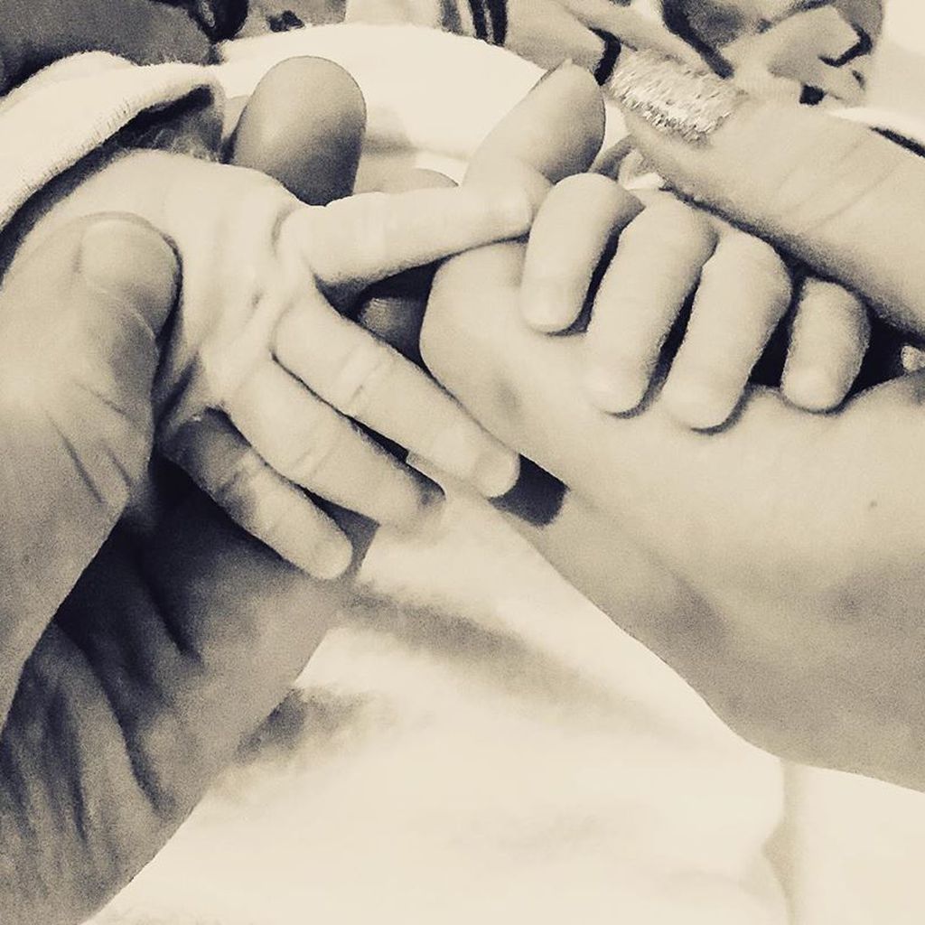 Johnny Galecki und seine Frau mit ihrem Baby