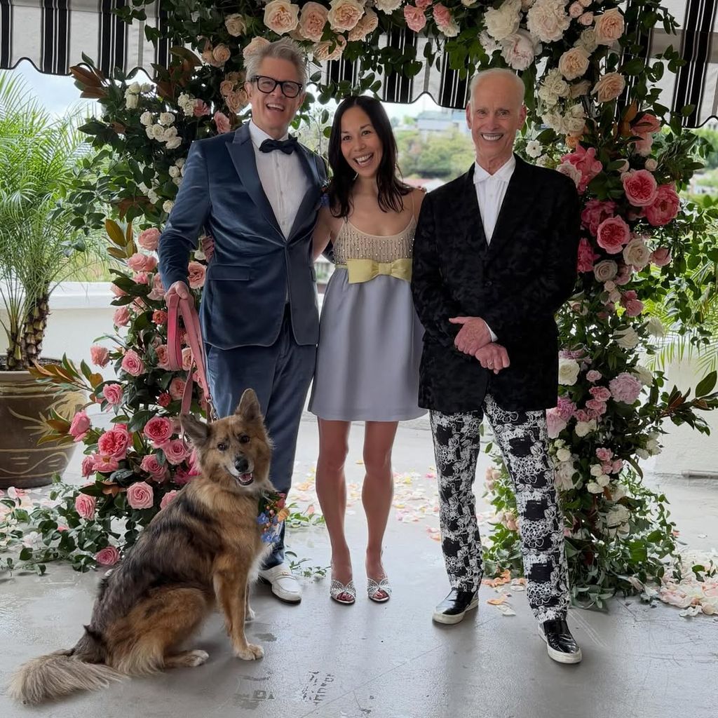 Johnny Knoxville, seine Frau Emily Ting und Kultregisseur John Waters, November 2025