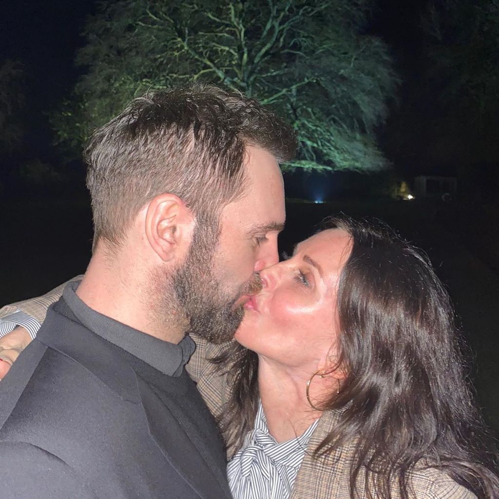 Johnny McDaid und Courteney Cox küssen sich
