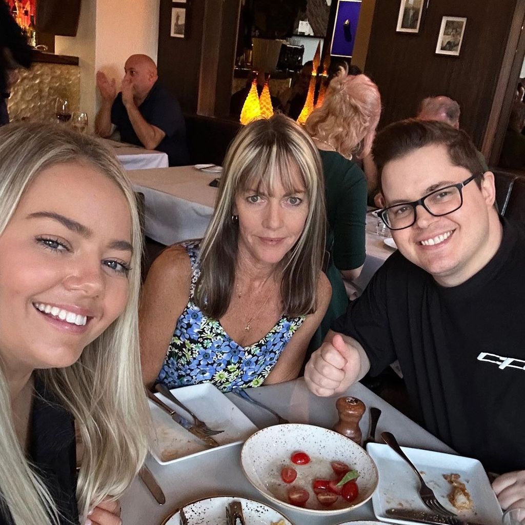 Johnny Ruffo (r.) mit seiner Freundin Tahnee und seiner Schwiegermutter im April 2023
