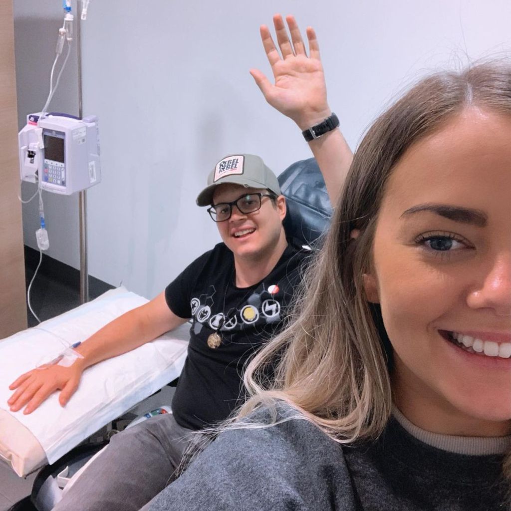 Johnny Ruffo mit seiner Partnerin Tahnee Sims