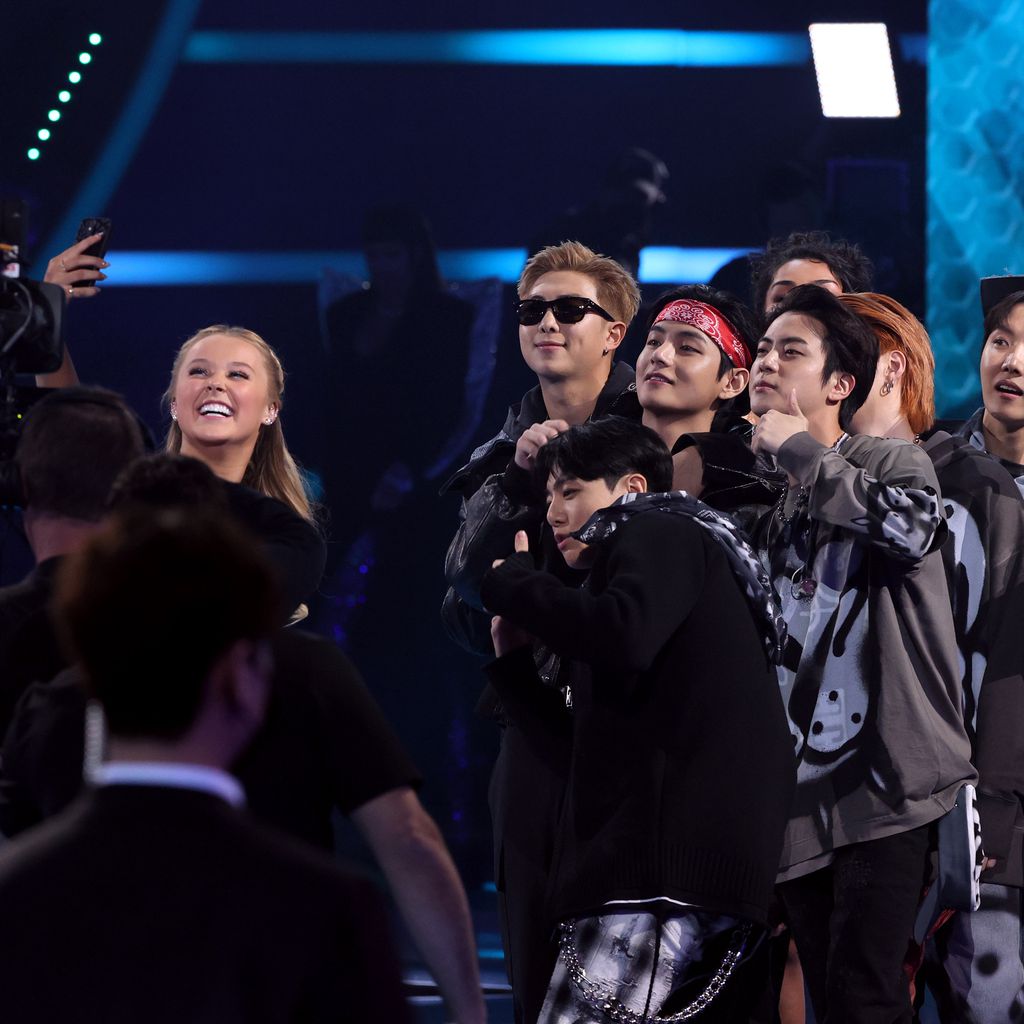 JoJo Siwa und BTS bei den American Music Awards in L.A. im November 2021