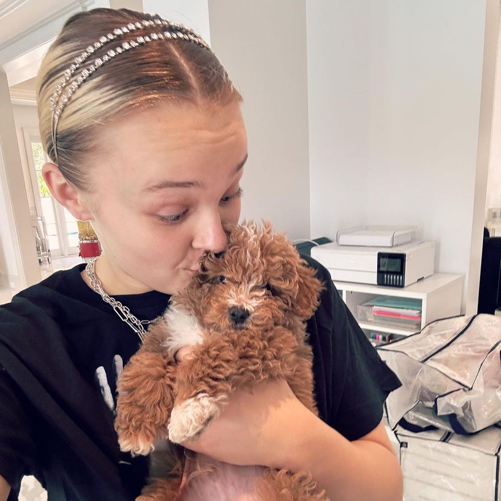 Jojo Siwa mit ihrem Welpen Tooie