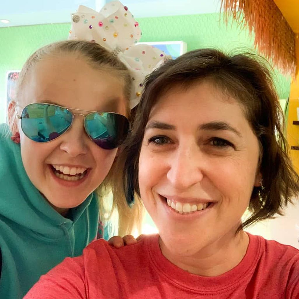 Sängerin Jojo Siwa und Schauspielerin Mayim Bialik in Los Angeles