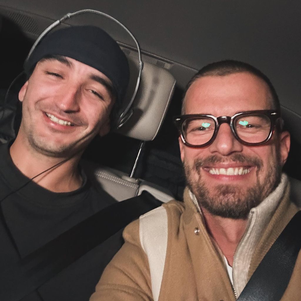 Joko Winterscheidt (r.) mit dem Schatzsuchengewinner Tobias