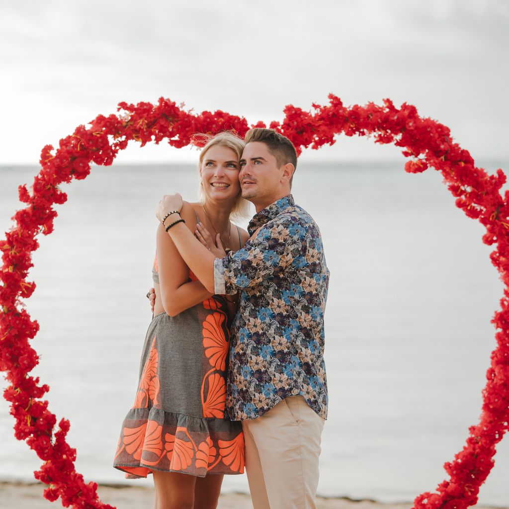 Jolina Fust und Dominik Bruntner bei ihrer Verlobung, 2025
