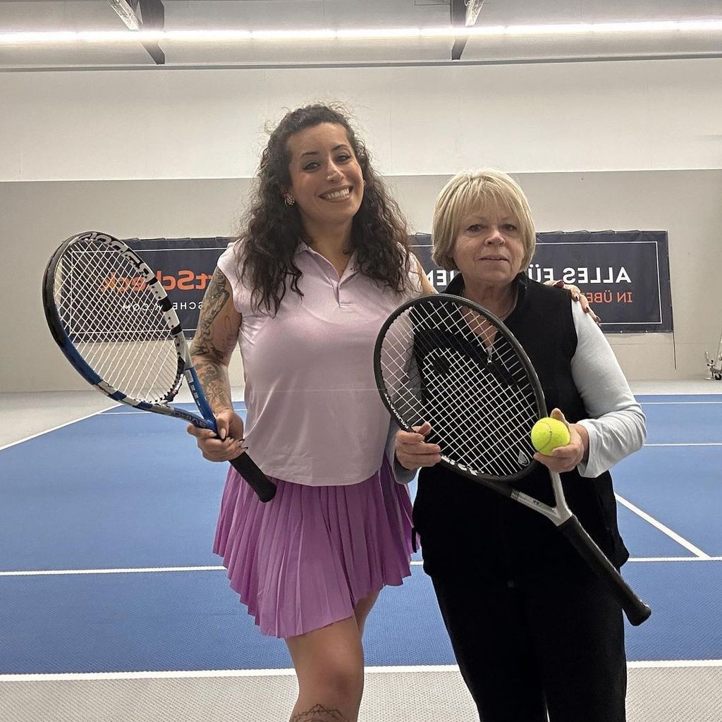 Jolina Mennen mit ihrer Oma, März 2023