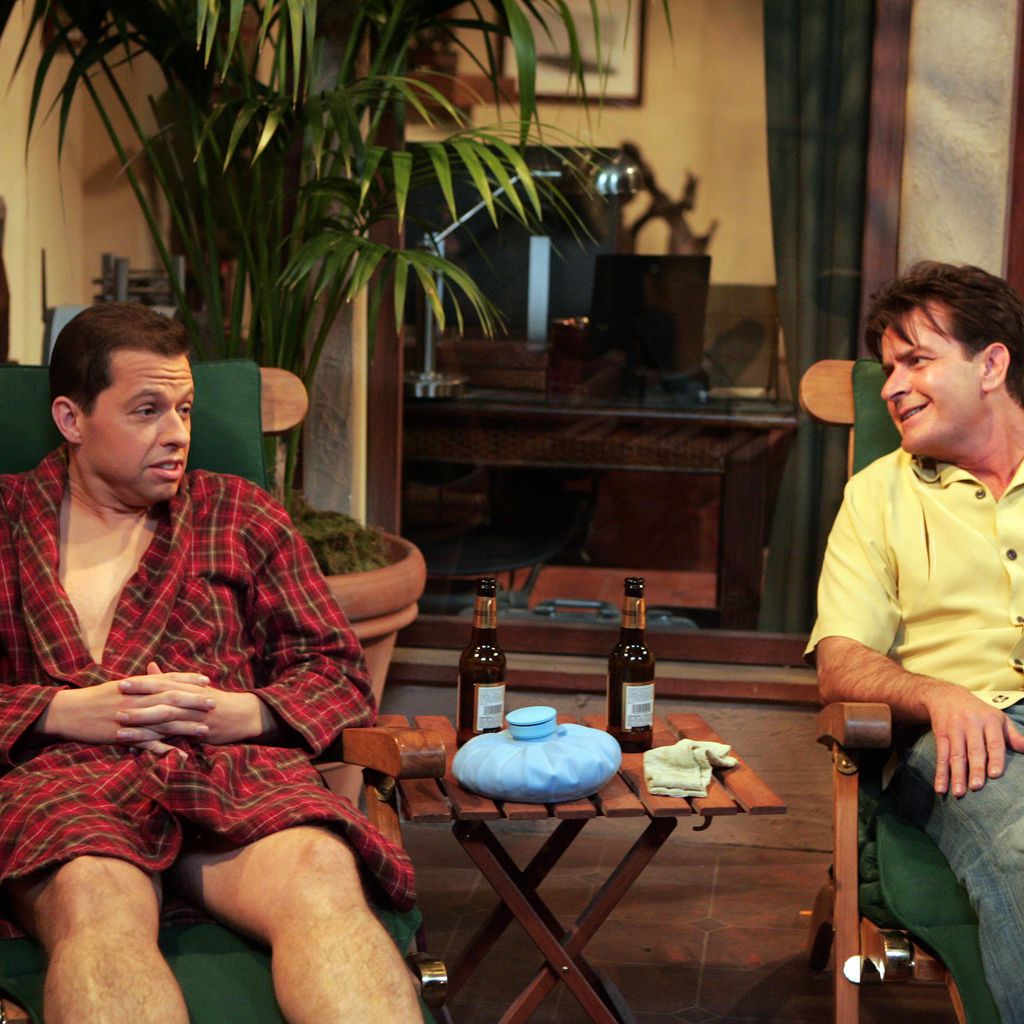 Jon Cryer und Charlie Sheen am Set von "Two and a Half Men" im Februar 2011