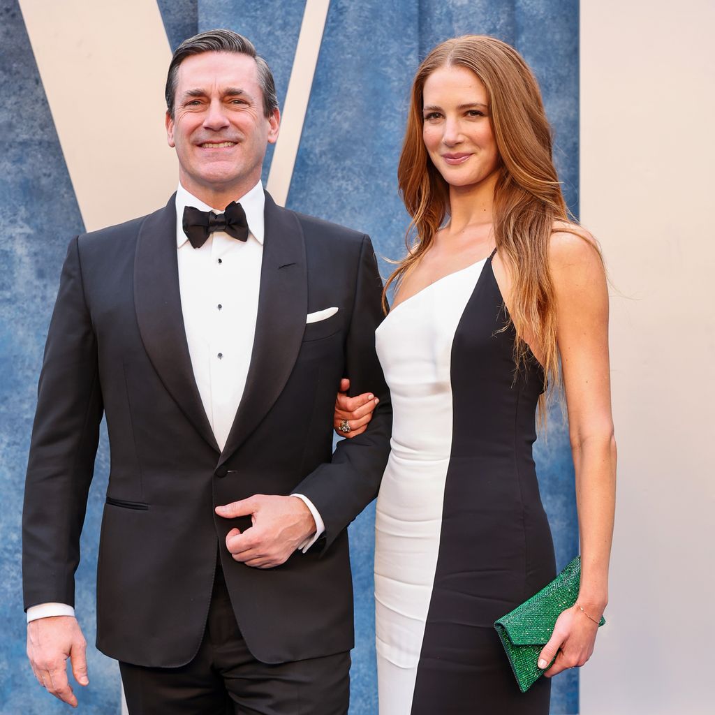 Jon Hamm und Anna Osceola bei den Oscars 2023