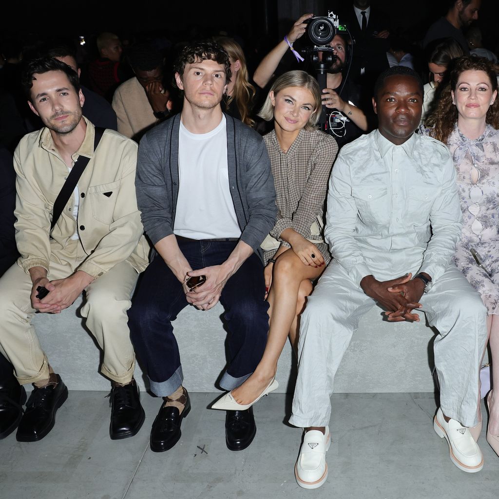 Jonah Hauer-King, Evan Peters, Natalie Engel und Matt Bomer bei der Prada-Modenschau, Juni 2024