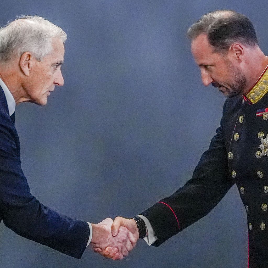 Jonas Gahr Støre begrüßt König Haakon VIII. bei einer außerordentlichen Kabinettssitzung im Königspalast in Oslo