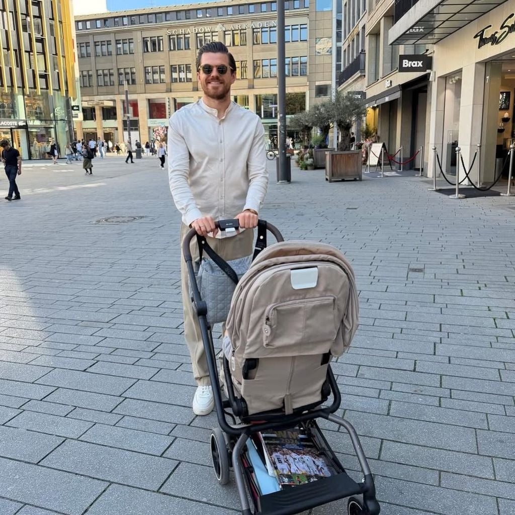 Jonas Hofmann posiert mit Kinderwagen