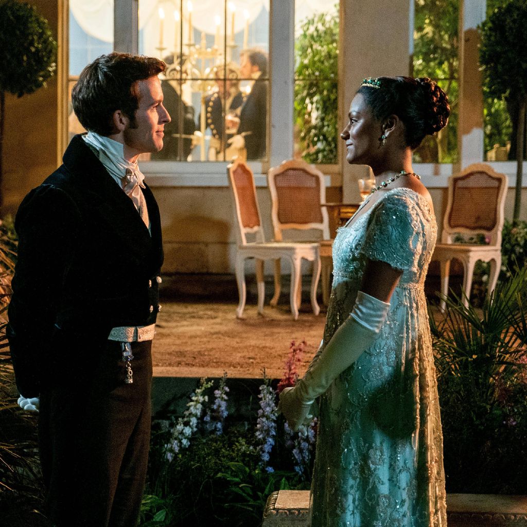 Jonathan Bailey und Simone Ashley in der Serie Bridgerton Staffel 2, 2022