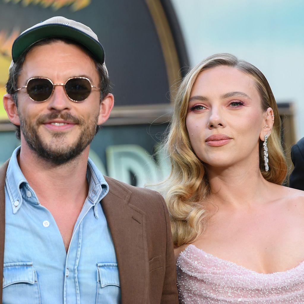 Jonathan Bailey und Scarlett Johansson auf der "Jurassic World: Die Wiedergeburt"-Premiere