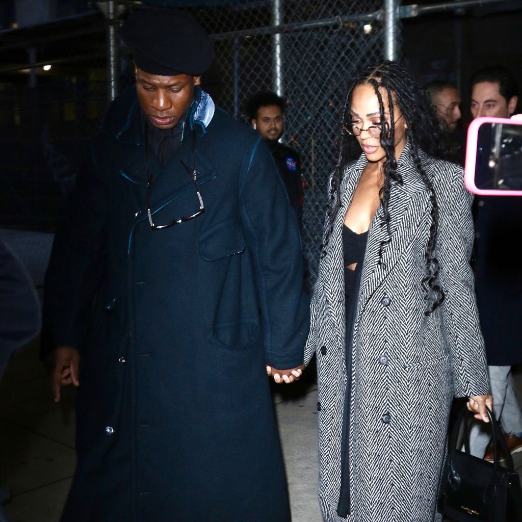 Jonathan Majors und Meagan Good vorm Gericht in New York im Dezember 2023