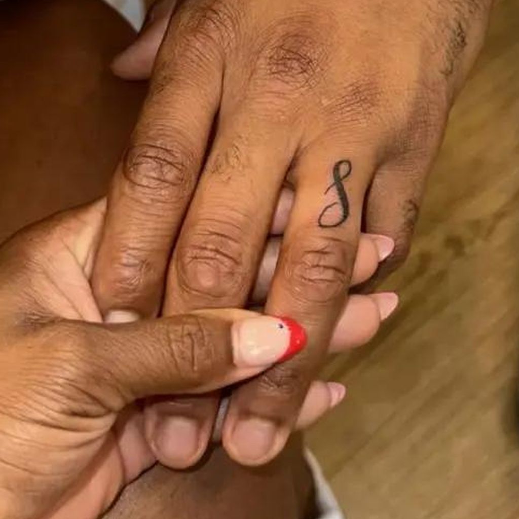 Jonathan Owens zeigt sein neues Tattoo