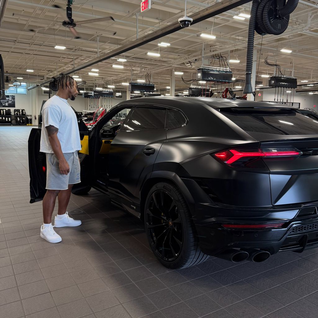 Jonathan Owens mit Lamborghini Urus