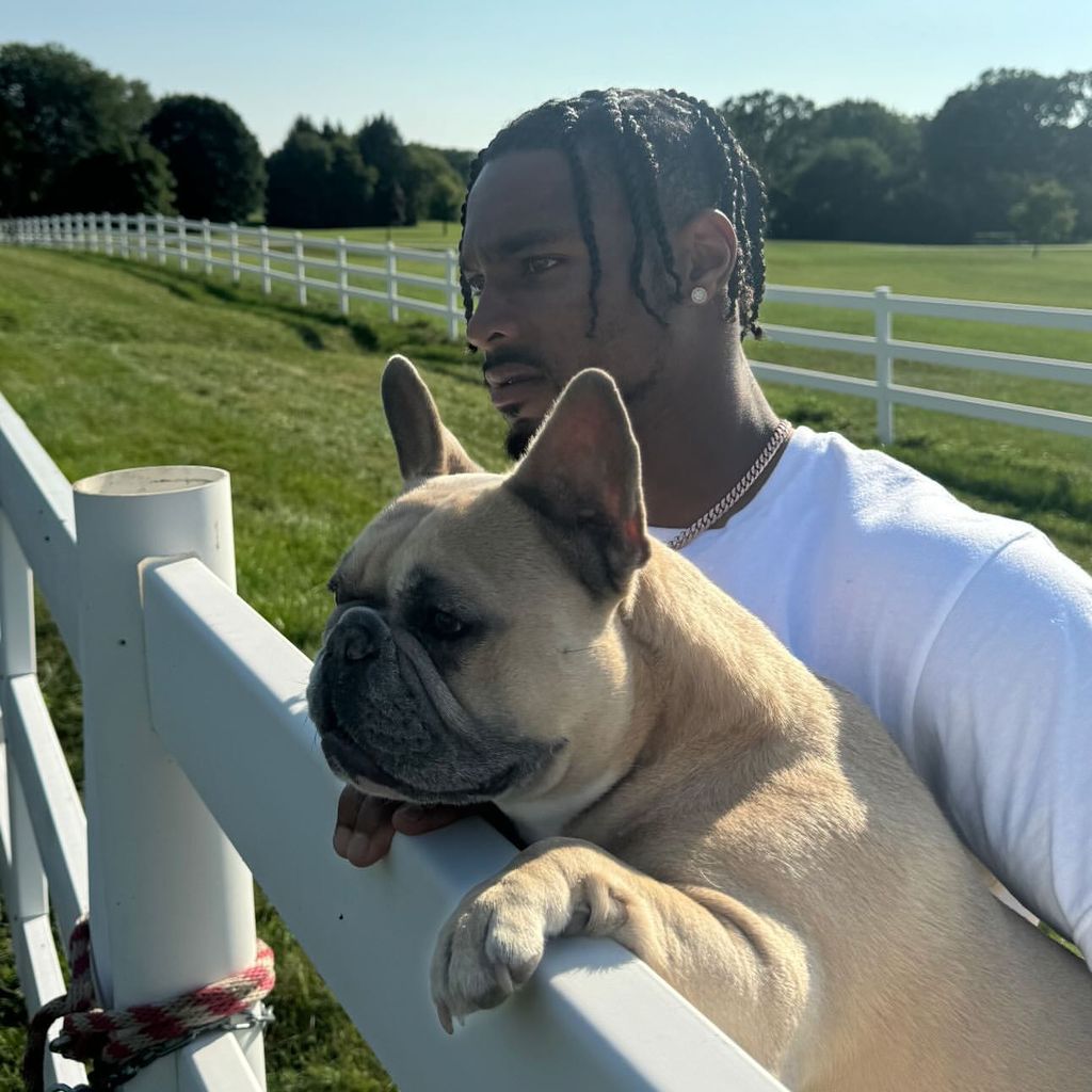 Jonathan Owens und sein Hund Lilo